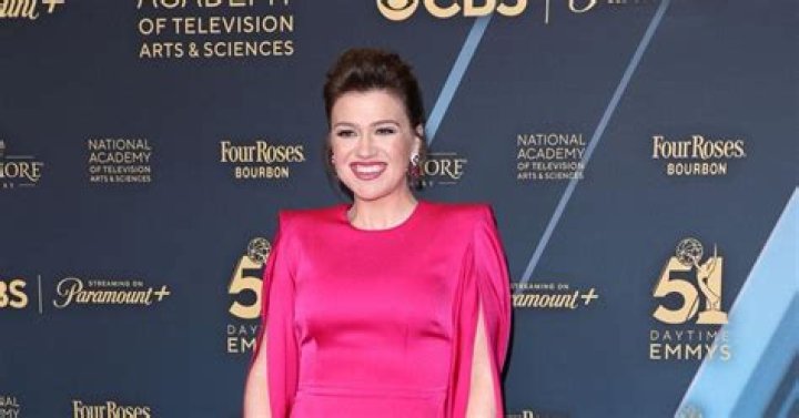“Kelly Clarkson loves being nude” links