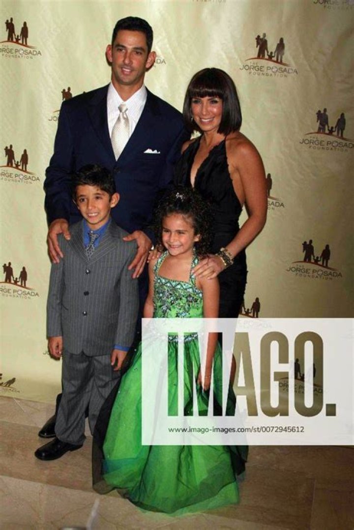 Laura Posada - Age, Family, Bio