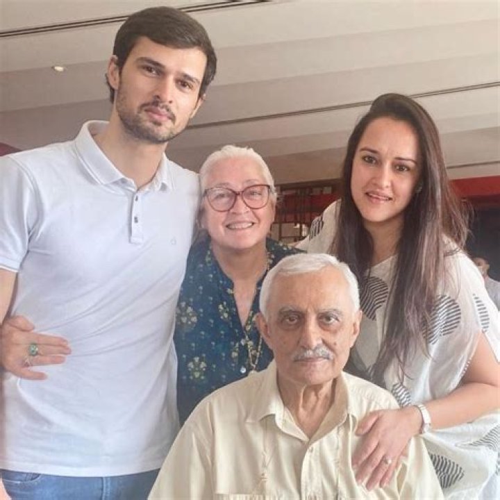 &ldquo;My Family and Strength&rdquo;-says Nafisa Ali who is suffering from stage 3 ovarian cancer!