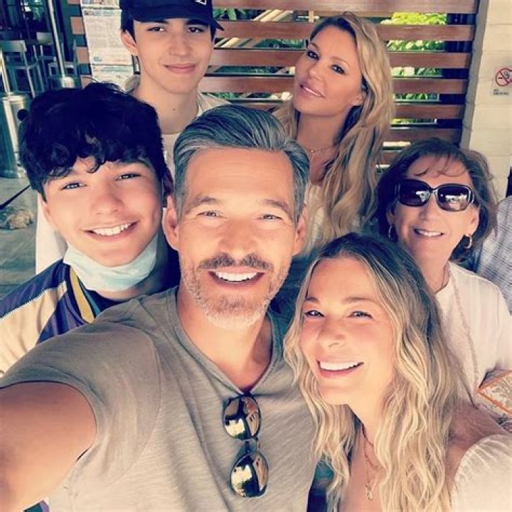 LeAnn Rimes & Eddie Cibrian sort of phoned it in as ‘skeletons’ for Halloween