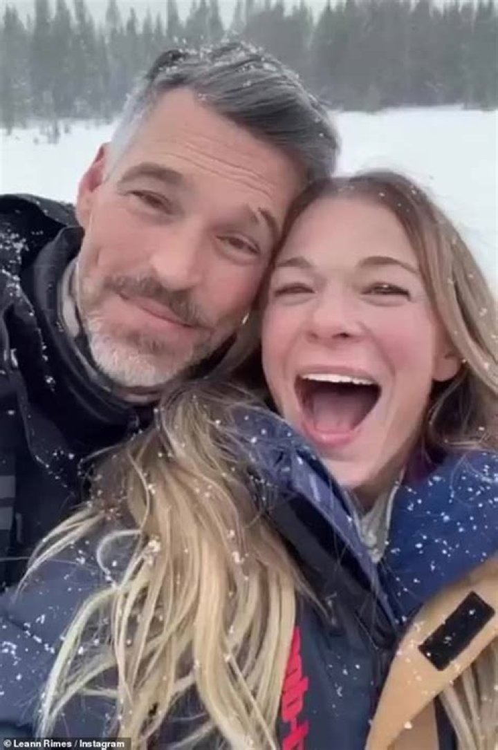 LeAnn Rimes is sticking by Eddie Cibrian, posts kissy-face photo