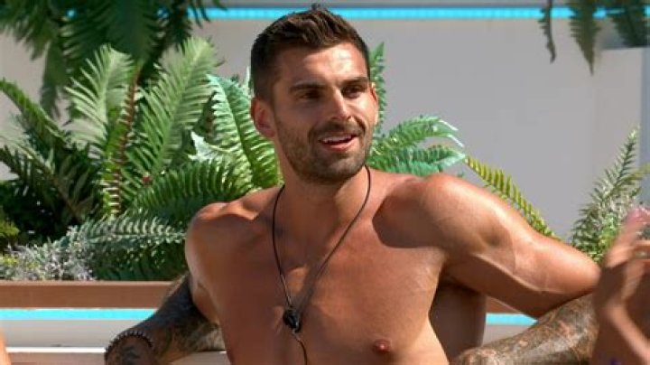 Love Island’s Adam Collard Gets Attacked by Thugs On A Night Out with Girlfriend Paige Thorne! Love Island’s Adam Collard Gets Attacked by Thugs On A Night Out with Girlfriend Paige Thorne!