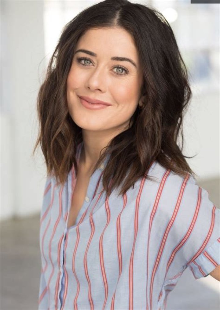 Manon Mathews - Age, Family, Bio