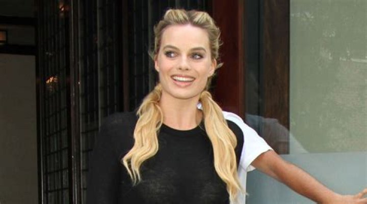 Margot Robbie claims she can hold her breath for 5 minutes underwater: eh??
