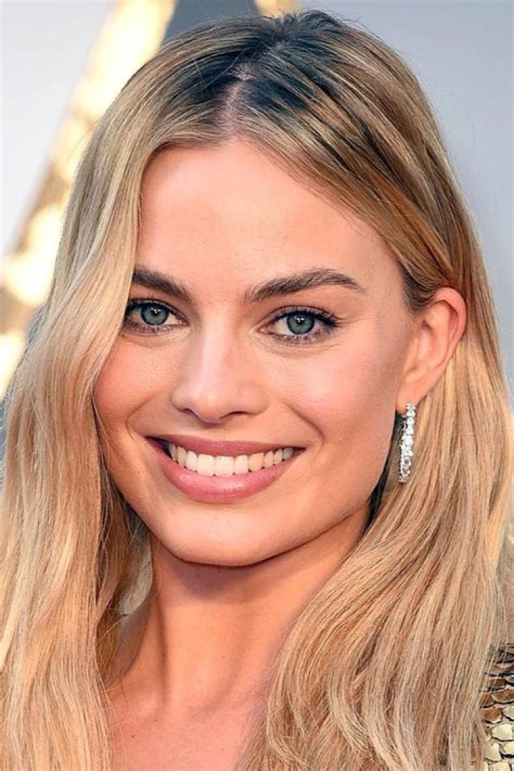 Margot Robbie Looked Devastated as She Left Close Pal Cara Delevingne’s $7 Million House! Margot Robbie