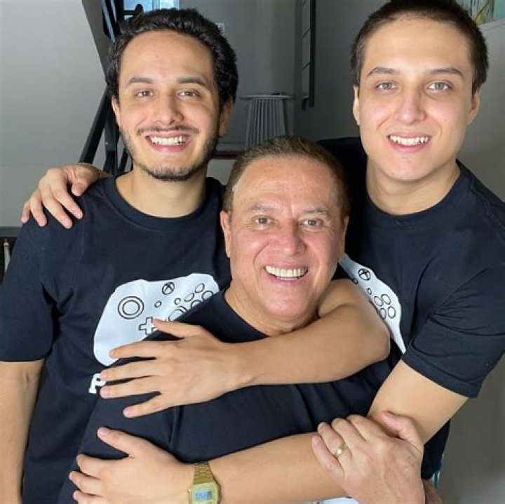 Mario Bezares - Age, Family, Bio