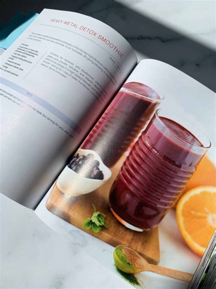 Miranda Kerr starts her day with a ‘heavy metal detox smoothie’ & yoga
