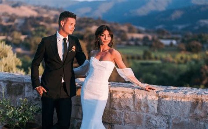 Wells Adams and Sarah Hyland are dating!! The Bachelorette contestant and and star from Modern Family are now officially in a relationship!! Know what they have to say about it!! Modern Family Star Sarah Hyland