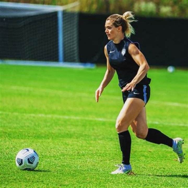 Nation’s best forward in American soccer, Kealia Ohai suffers a knee injury! Know on her relationship and career!
