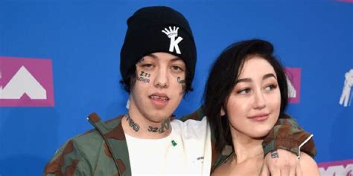 noah cyrus’ relationhsip with sister miley cyrus Noah Cyrus and Lil Xan