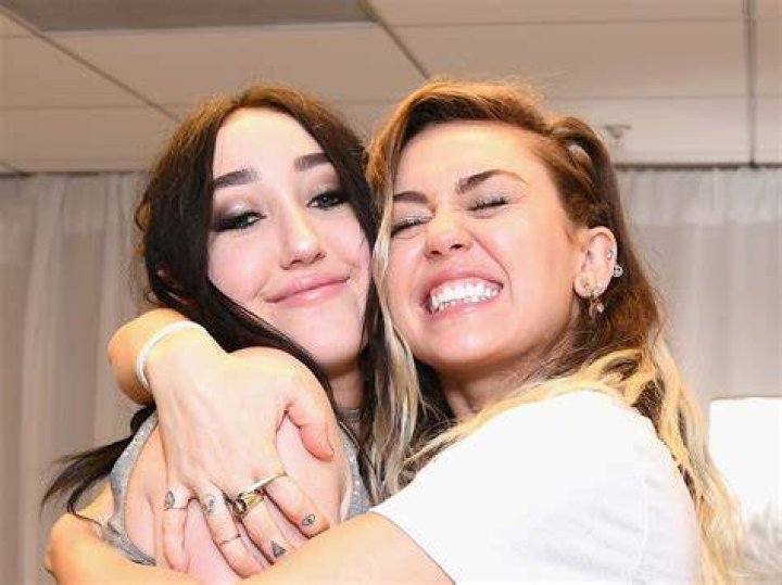 Noah Cyrus relationship with sister Miley Cyrus! Is she together with Lil Xan?