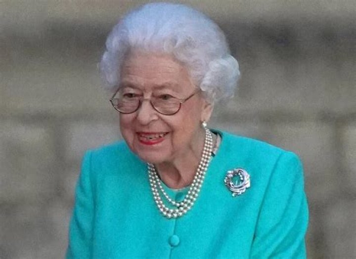 
One of the Last Brooches Worn by Queen Elizabeth Goes on Display in London 