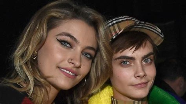 Paris Jackson & Cara Delevingne were making out, but they’re not ‘dating’