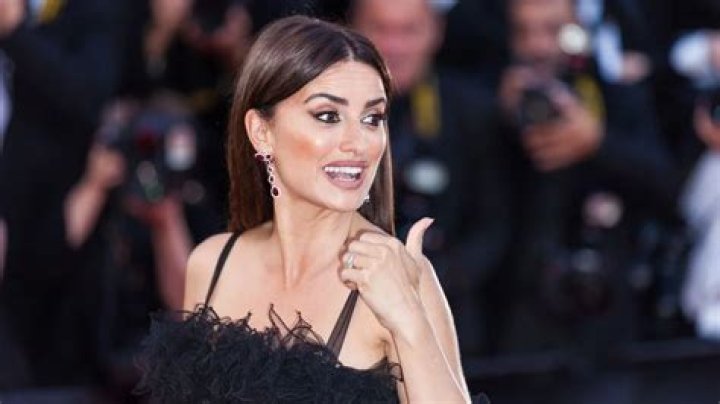 Penelope Cruz steps out one month after giving birth, looks great