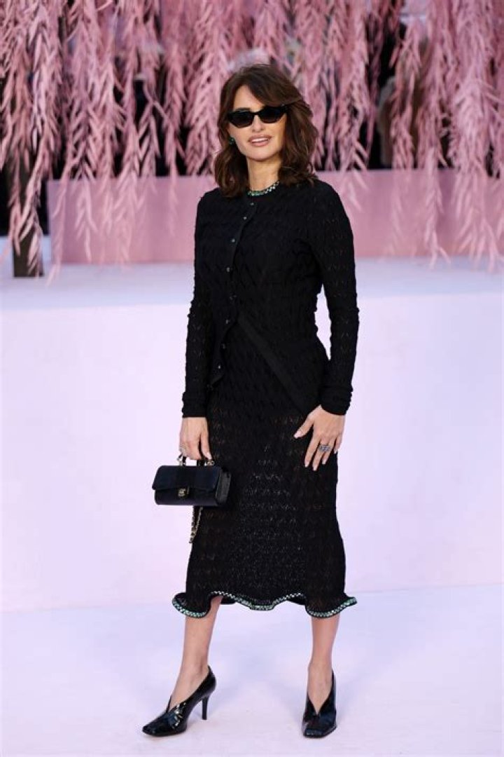 	Penelope Cruz wore Chanel to promote ‘Official Competition’: surprisingly cute?	