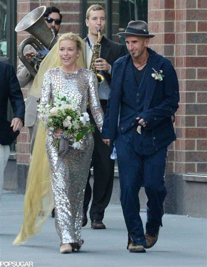 Piper Perabo’s unconventional wedding dress & yellow veil: cute or terrible?