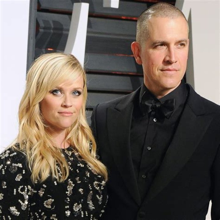 Reese Witherspoon & Jim Toth are engaged now too