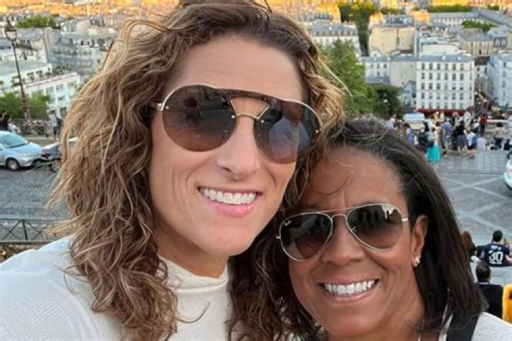 Reporter Lisa Salters has a child but no husband or boyfriend. No rumors of her affair too. Is she Lesbian?