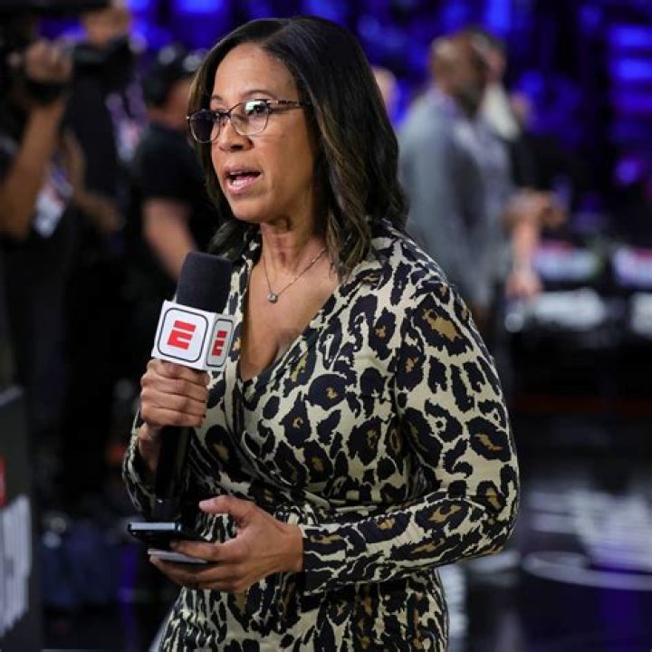 Reporter Lisa Salters has a child but no husband or boyfriend. No rumors of her affair too. Is she Lesbian? Reporter Lisa Salters has a child but no husband or boyfriend. No rumors of her affair too. Is she Lesbian?