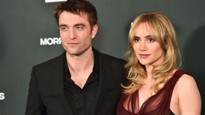 Robert Pattinson And Suki Waterhouse Kissed On A London Park After Recovering From COVID-19!