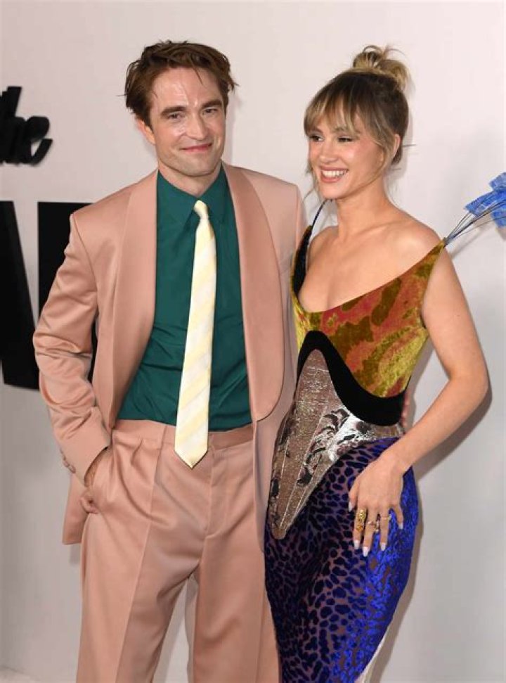 Robert Pattinson And Suki Waterhouse Kissed On A London Park After Recovering From COVID-19! Robert Pattinson And Suki Waterhouse Kissed On A London Park After Recovering From COVID-19!