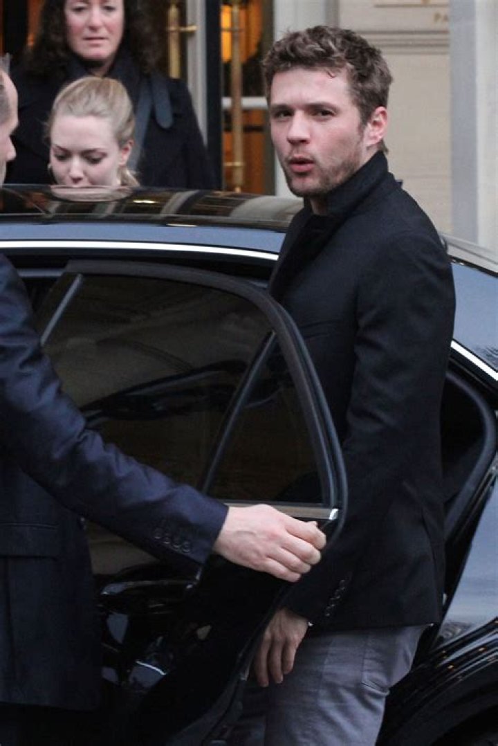 Ryan Phillippe takes Amanda Seyfried to Paris: serious or reacting to Reese’s wedding?