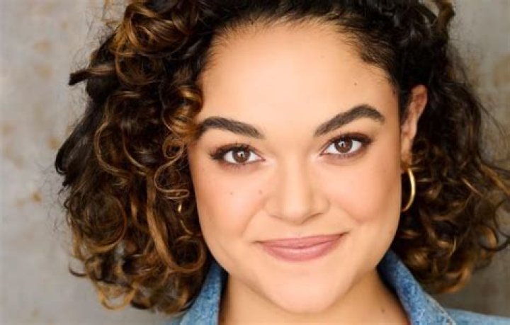 Sarah-Nicole Robles - Age, Family, Bio