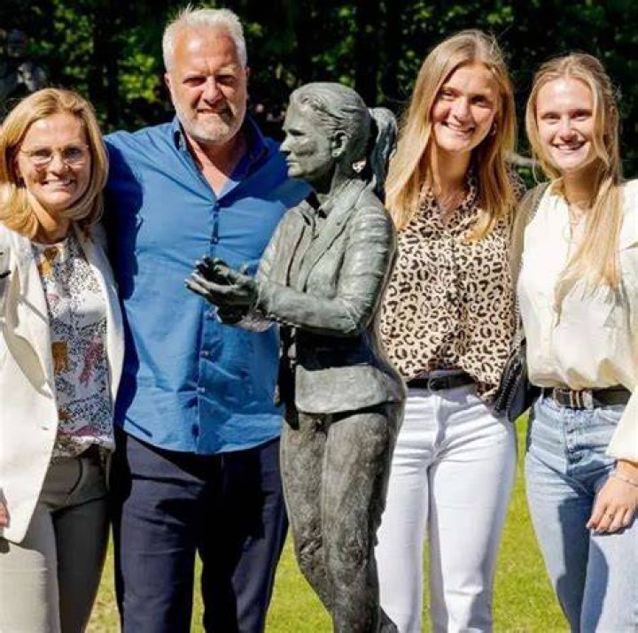 
Sarina Wiegman: Marten Glotzbach Wife Salary And Net Worth 2022 