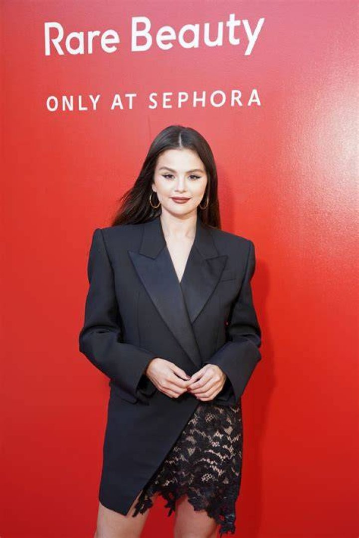 Selena Gomez Arrives In Paris