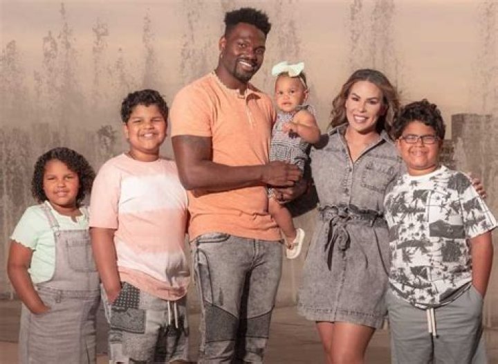 Shaquil Barrett and Jordanna Barrett welcomed their fifth rainbow child 
