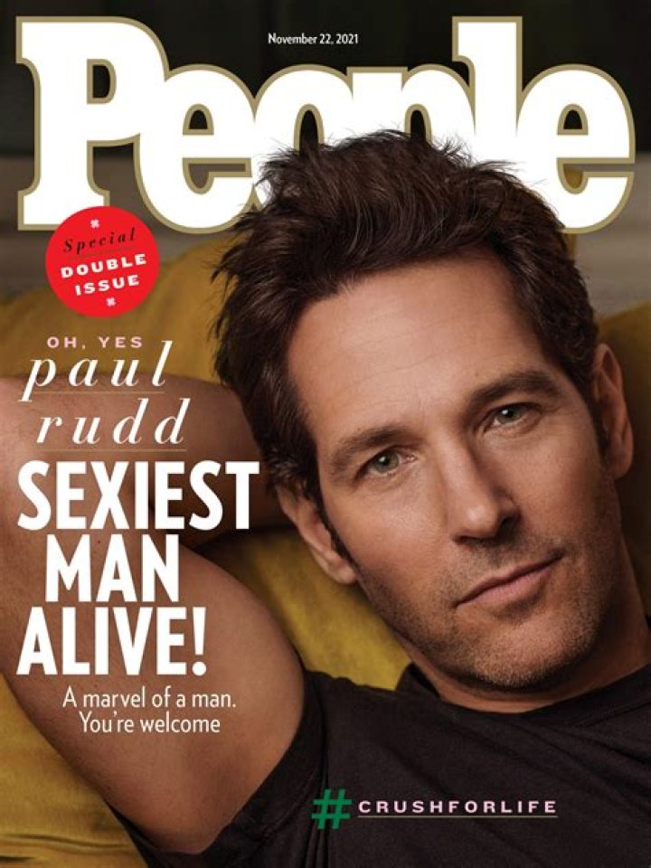 SMA Paul Rudd just hangs with family & does crosswords when he’s not working