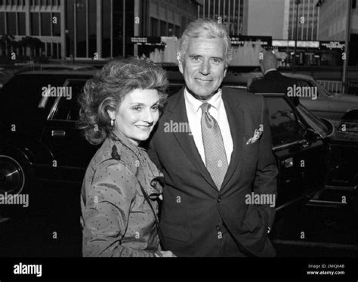 Hollywood seducer, Warren Beatty! Learn about his innumerable relationships, his married life, children, and his reason for his Casanova image! Source: Hitberry (Warren with wife)