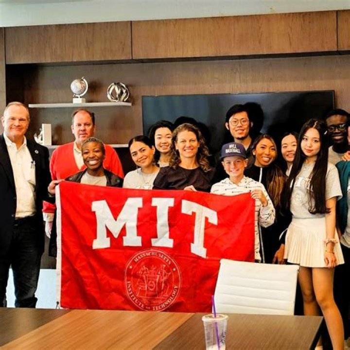 Source: MIT Alumni Association (Megan Smith, Kara Swisher and their children)