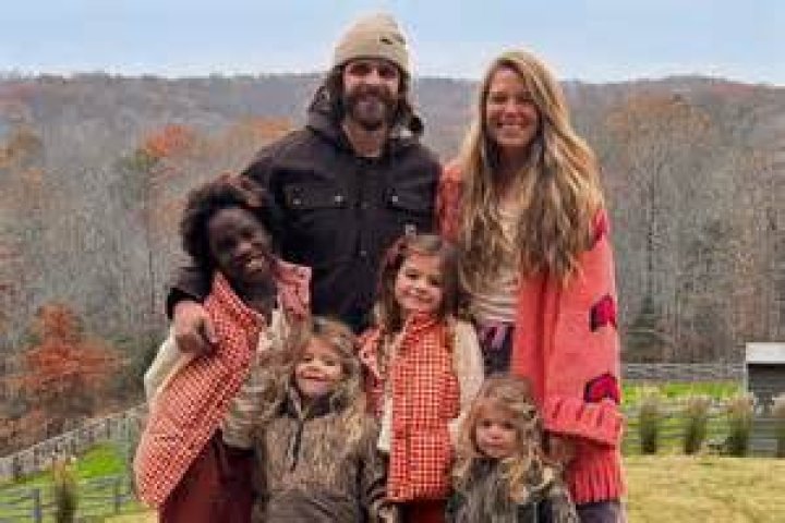 Thomas Rhett welcomed his 4th baby with wife Lauren Akins!