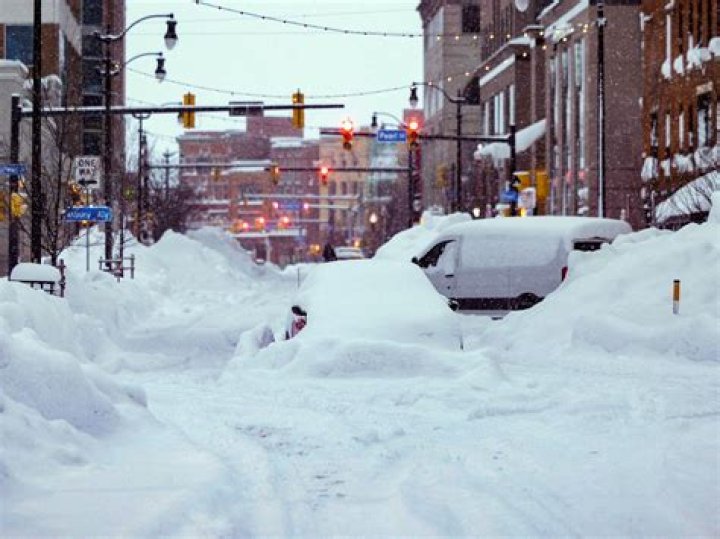 
WATCH: Video shows locals open fire at looters during Buffalo blizzard 