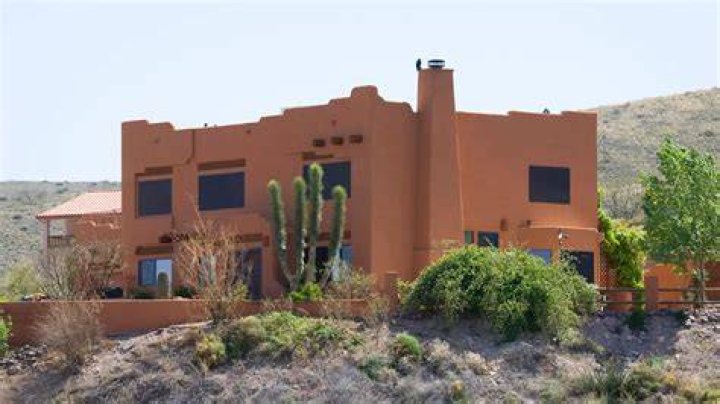 What are Mexican roofs made of?