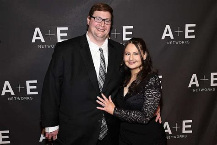 
Who Is Fragnance Girlfriend? Everything To Know About Twitch Star Personal Life 