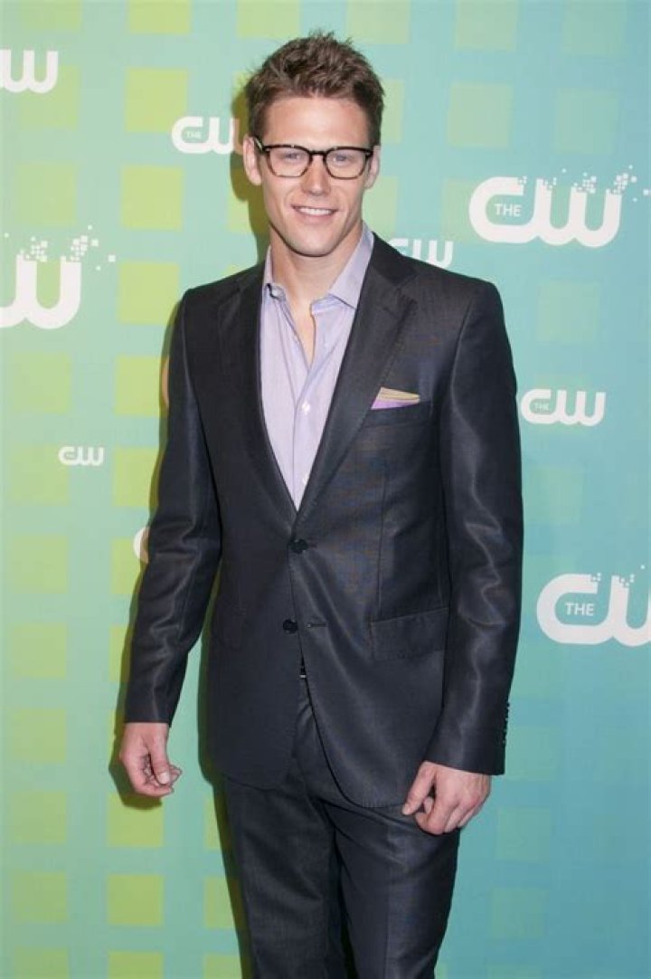 
Zach Roerig Height, Weight, Net Worth, Age, Birthday, Wikipedia, Who, Nationality, Biography 