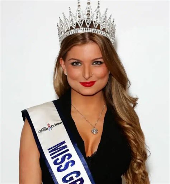 Zara Holland - Age, Family, Bio